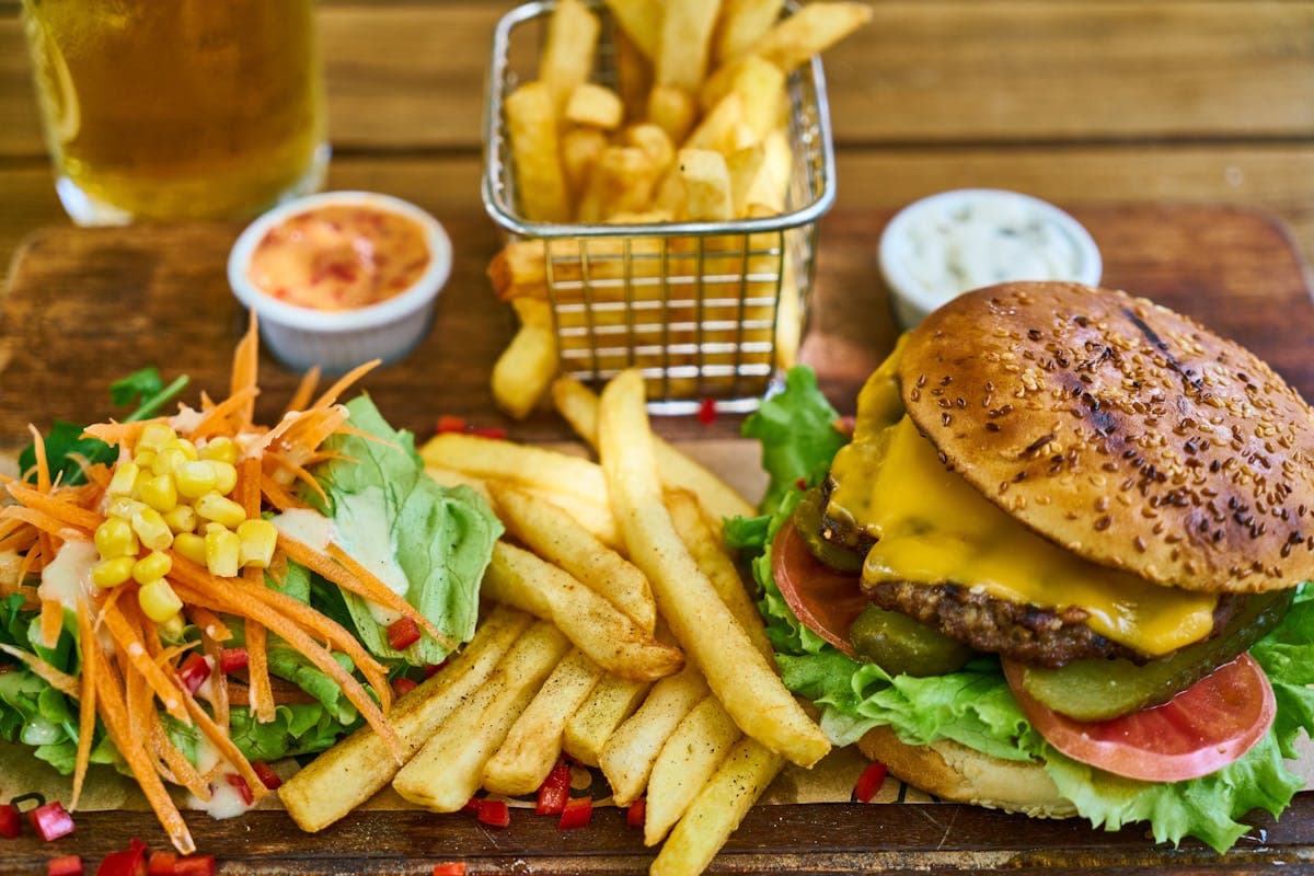 Hamburguesa artesanal con papas fritas y ensalada