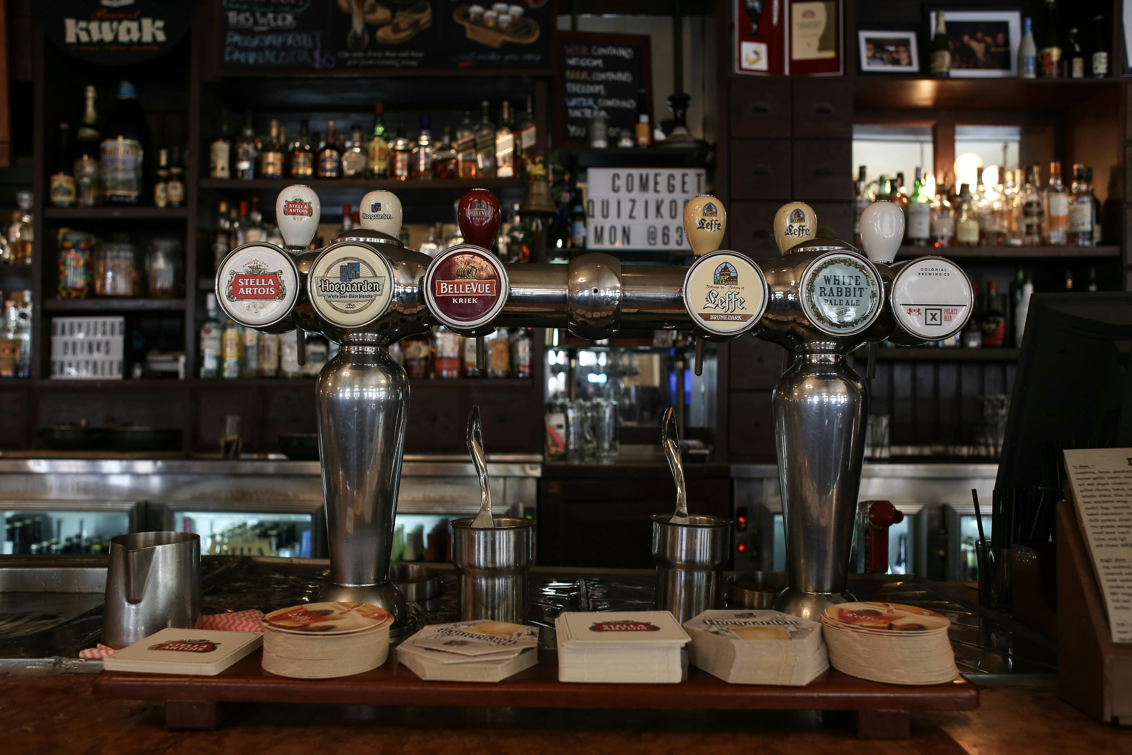 Interior del taproom Nórdica con música en vivo y público disfrutando